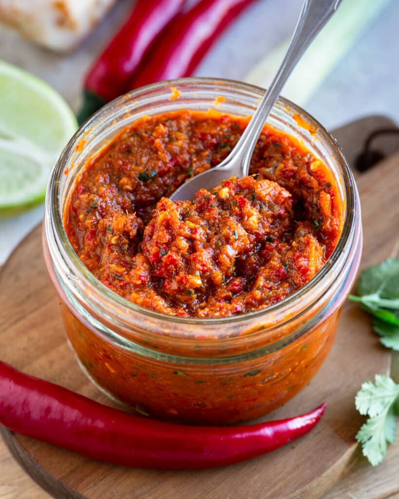 Pâte de curry rouge maison simplifiée avec des ingrédients faciles à trouver en France, idéale pour préparer soupes et plats parfumés.
