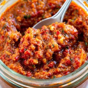 Pâte de curry rouge maison simplifiée avec des ingrédients faciles à trouver en France, idéale pour préparer soupes et plats parfumés.