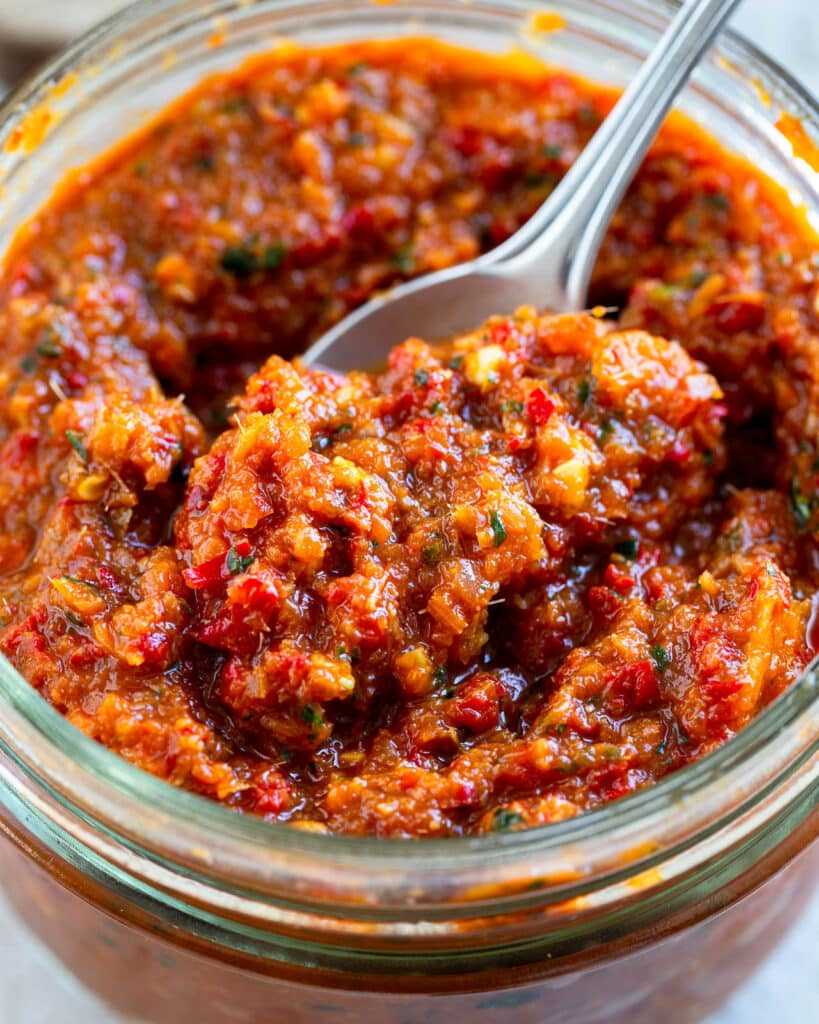 Pâte de curry rouge maison simplifiée avec des ingrédients faciles à trouver en France, idéale pour préparer soupes et plats parfumés.