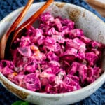 La salade de betterave noix et yaourt facile : une recette crétoise express au yaourt grec, menthe fraîche et noix. Prête en 5 minutes.
