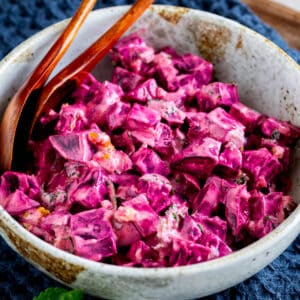 La salade de betterave noix et yaourt facile : une recette crétoise express au yaourt grec, menthe fraîche et noix. Prête en 5 minutes.