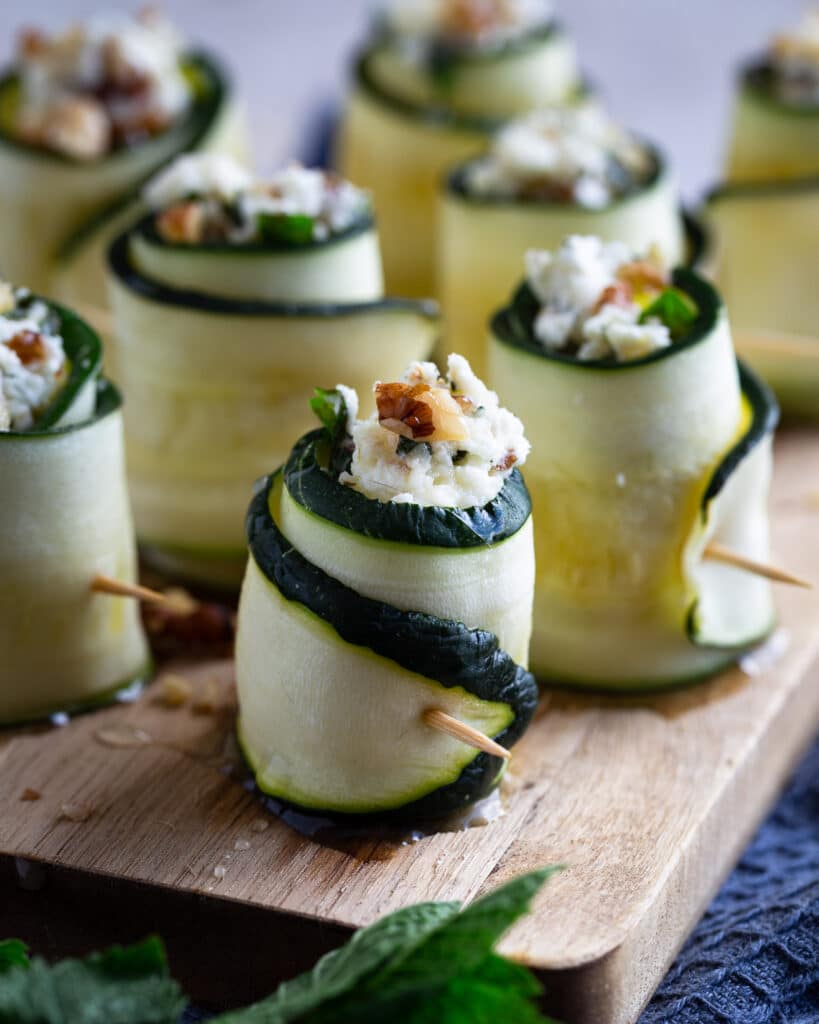 Roulés apéritifs courgette crue et feta : une idée apéro originale, fraîche et sans cuisson, parfaite pour les journées d'été.